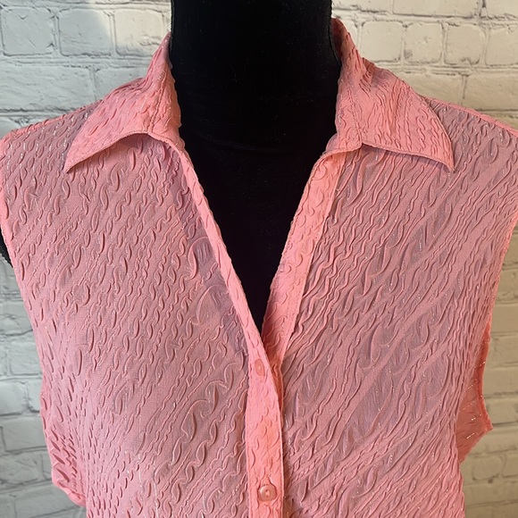 XL Sleeveless button down collared blouse. Fabric has a very subtle shiny thread - Picture 2 of 6
